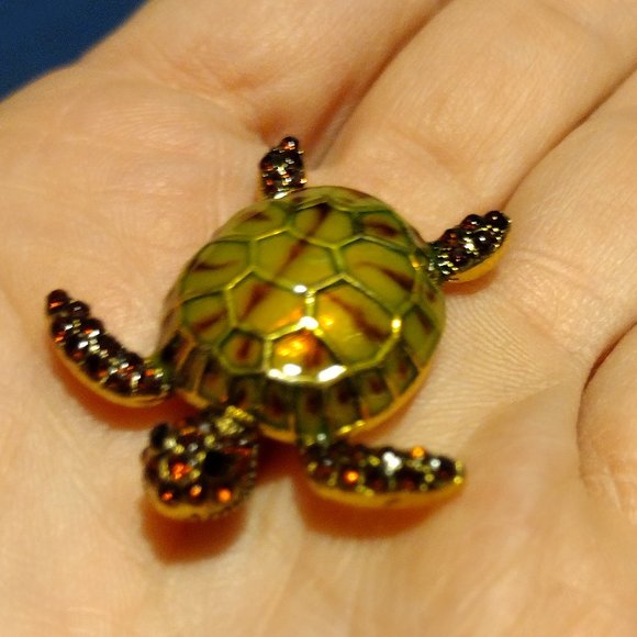 ✨ Sea Turtle Pin - Picture 3 of 5
